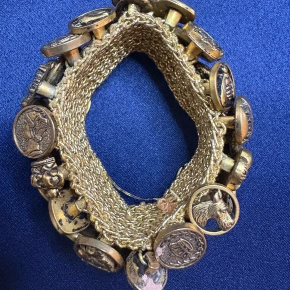 Vintage Bracelet*Stretch Goldtone Button Bracelet with Intricate Designs - Picture 4 of 8